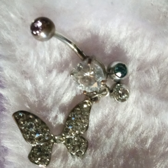 Belly/navel piercing - Picture 3 of 3